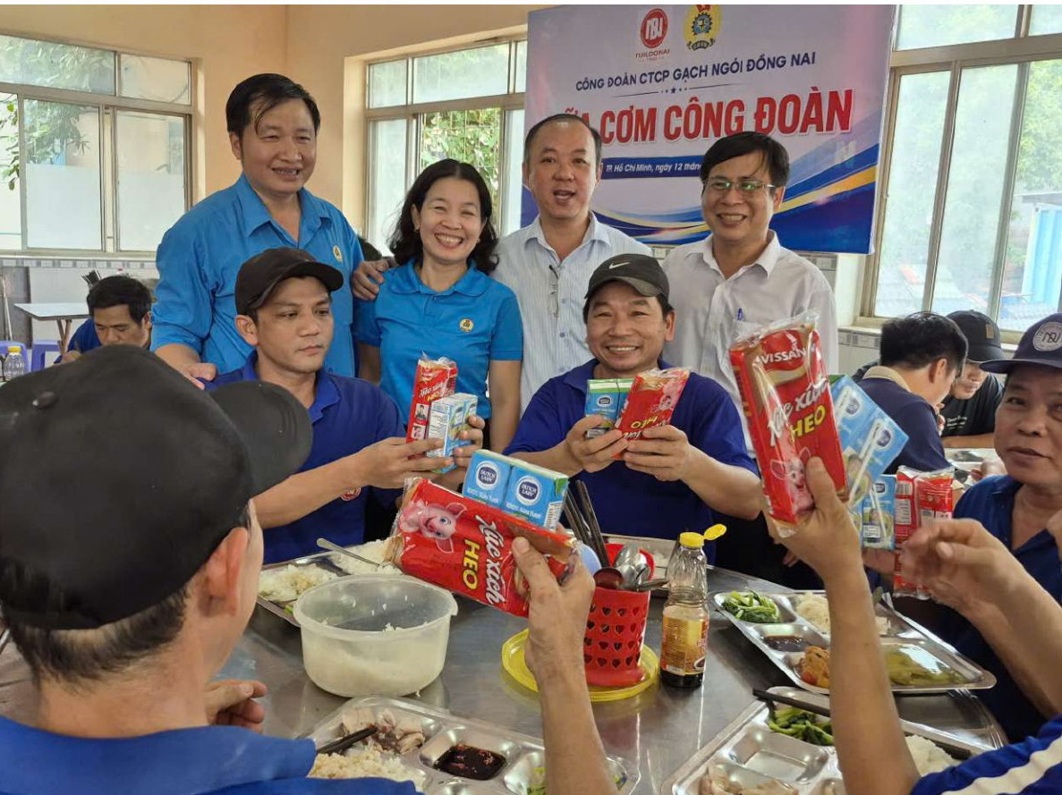 HINH-ANH-TO-CHUC-BUA-COM-CONG-DOAN_Page4.jpg